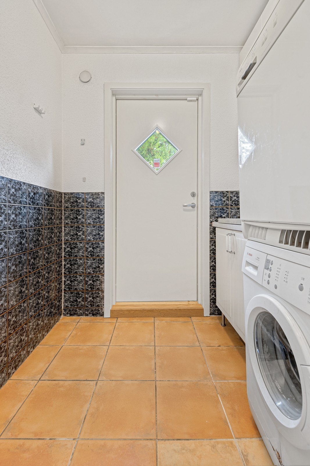 Praktisk vaskerom - adkomst ut til terrasse Galleribilde