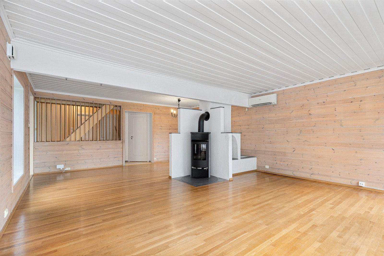 Den romslige stuen gir stor fleksibilitet i møbleringen - enten du ønsker en koselig TV-stue, en sosial sone for gjester, eller begge deler Galleribilde