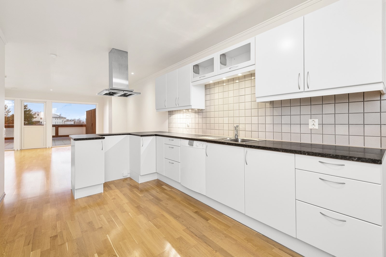 Kjøkkenet er godt innredet med mye skapplass og store benkeflater Galleribilde