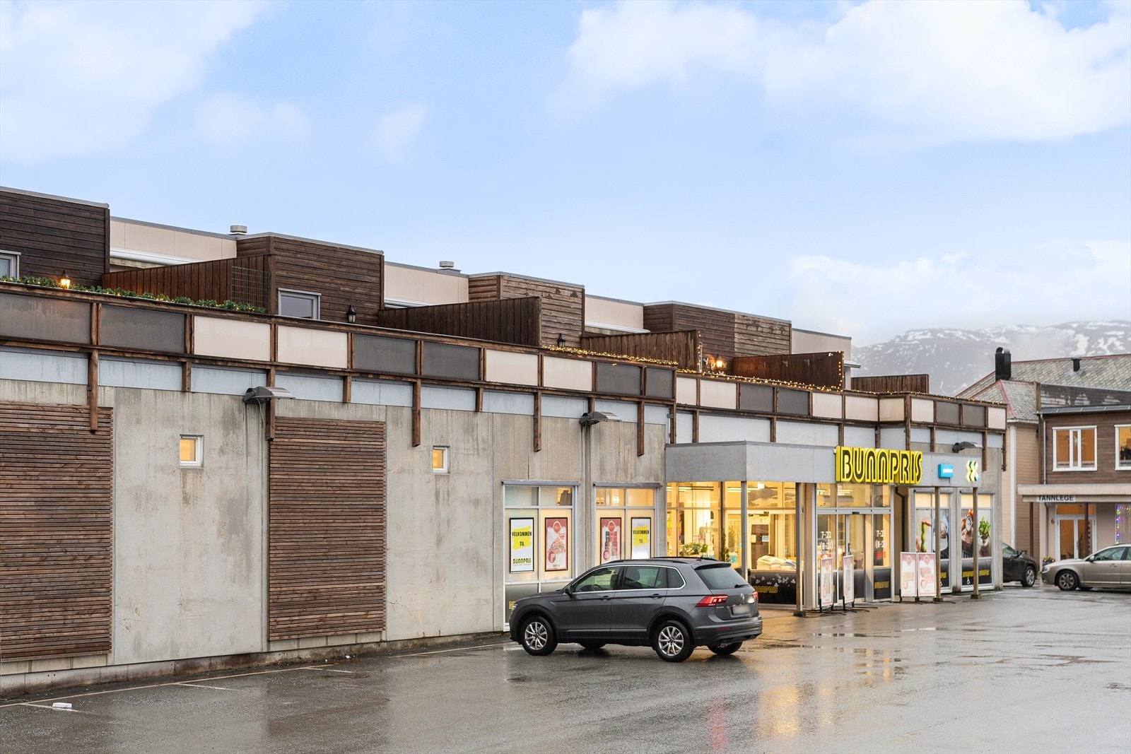 Leiligheten ligger i Elnesvågen sentrum, med umiddelbar nærhet til dagligvarebutikk i underetasje Galleribilde