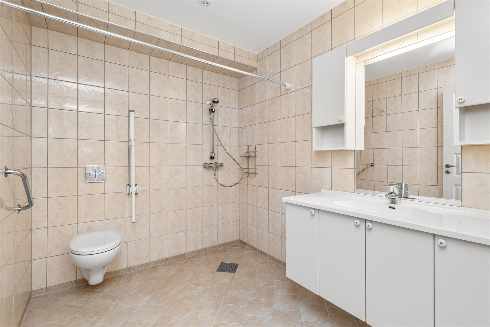 Stort, helfliset bad/wc med varmekabler i gulv Galleribilde