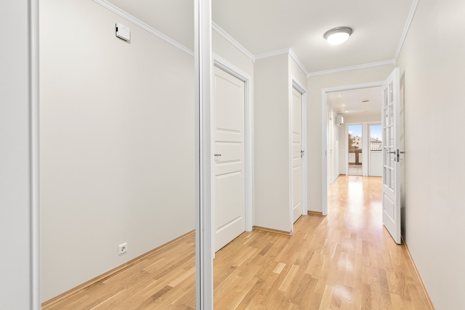 Entré/gang med skyvedørsgarderobe Galleribilde