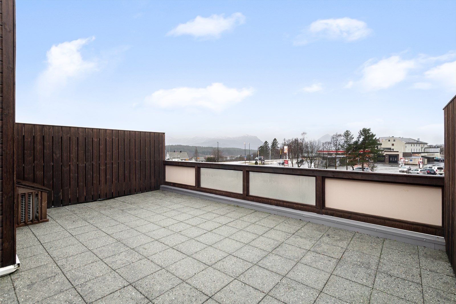 Leiligheten har stor, vestvendt terrasse med gode solforhold Galleribilde