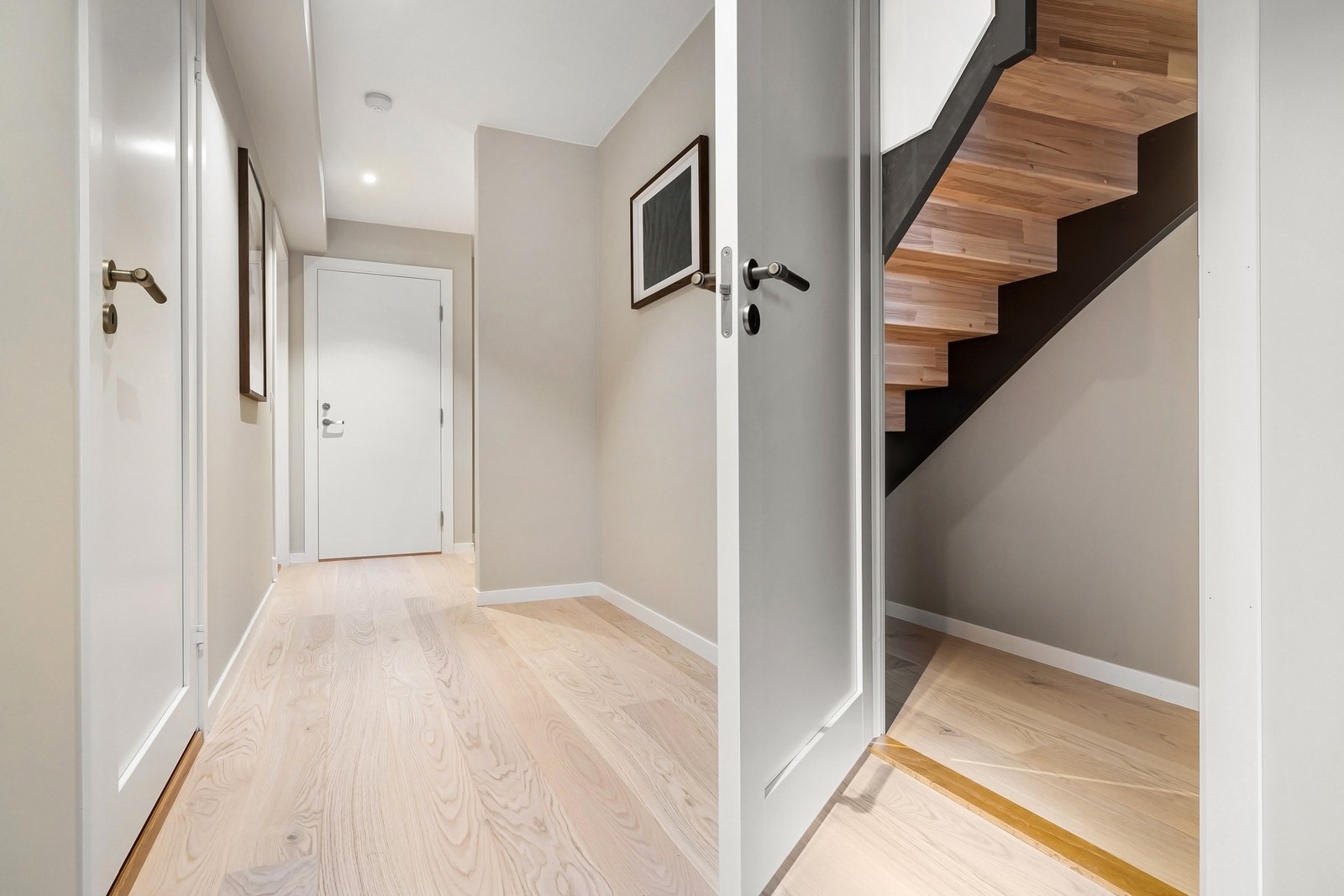 Praktisk bod for oppbevaring under trappen Galleribilde