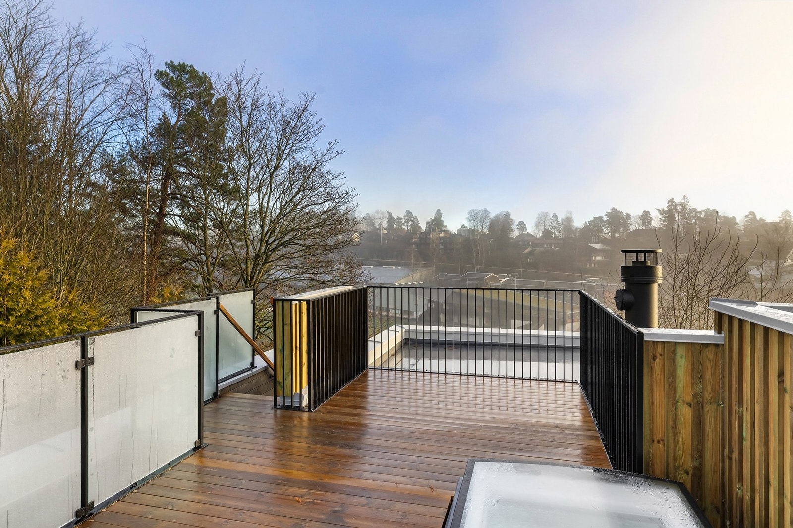 Boligen har en stor takterrasse på hele 25 kvm, med sol fra morgen til sen ettermiddag. Galleribilde