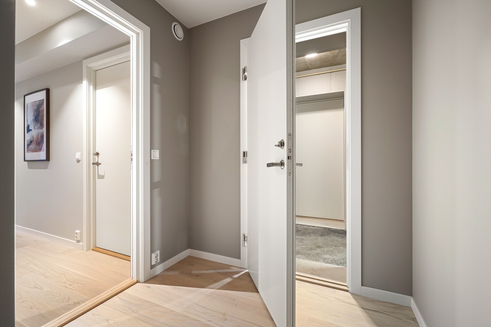 Direkte adkomst til bolig fra garasjen. Galleribilde