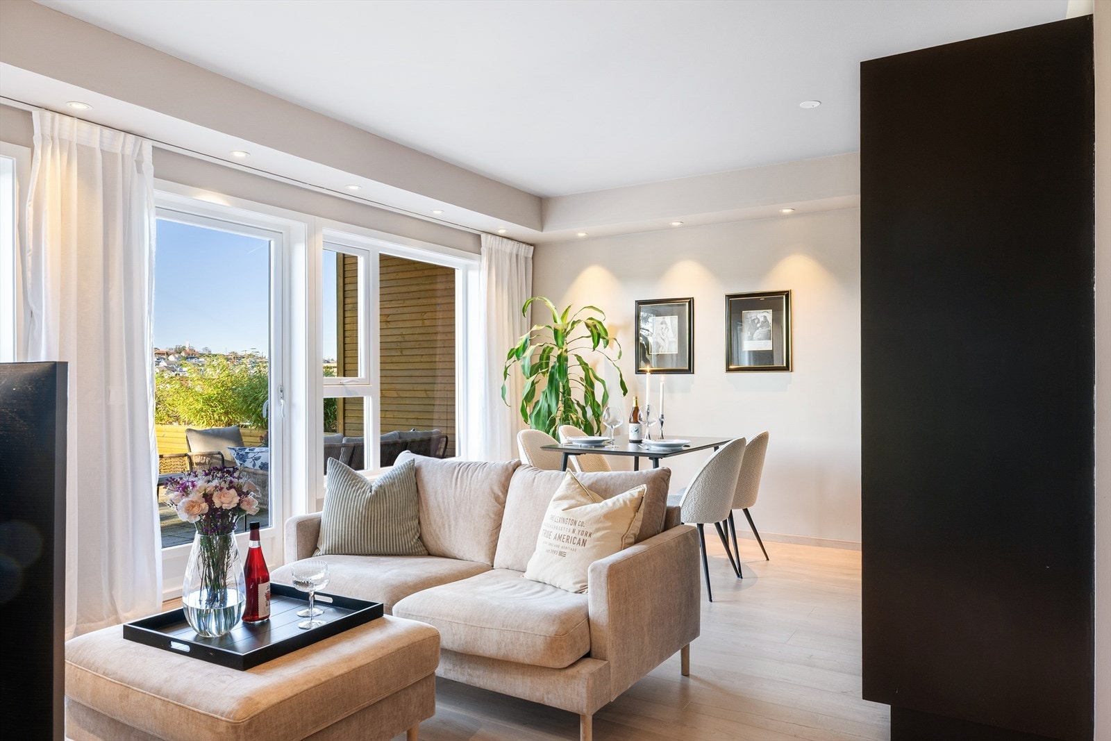 Her er det store vindusflater som slipper inn rikelig med naturlig lys og som bidrar til at den flotte utsikten også kan nytes inne. Galleribilde