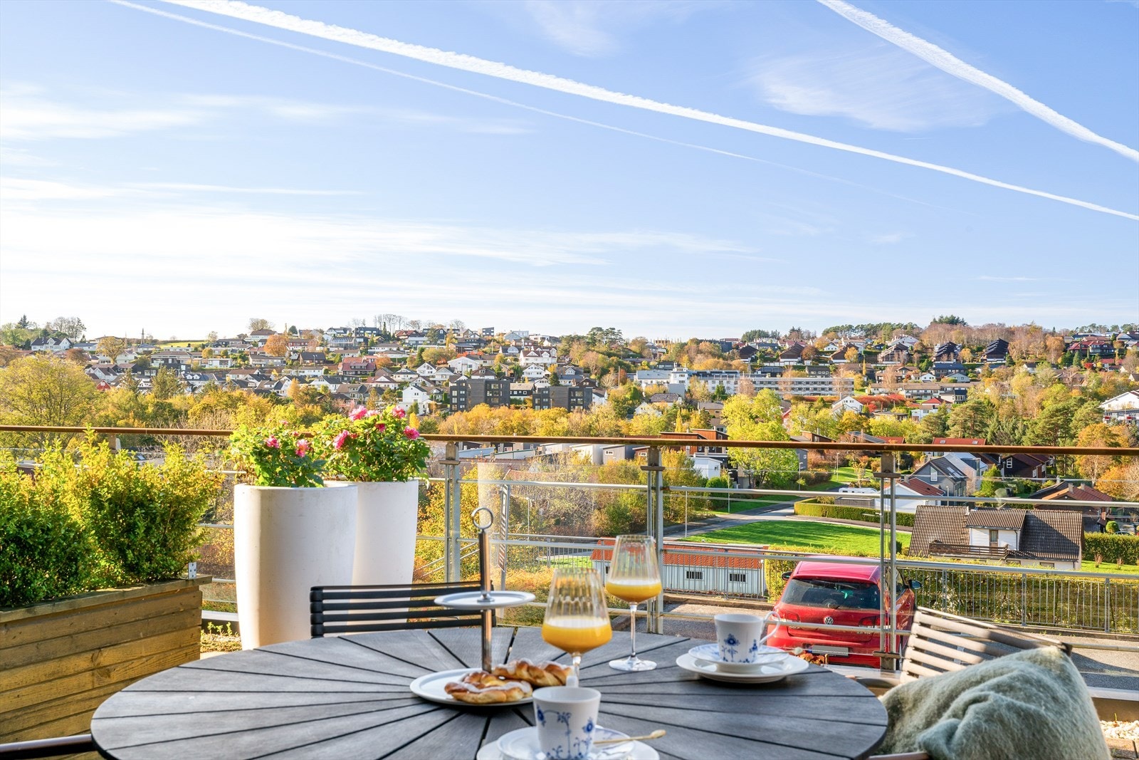 Moderne og gjennomført bolig med en helt fantastisk terrasse på hele 40 kvm og nydelig utsikt. Galleribilde