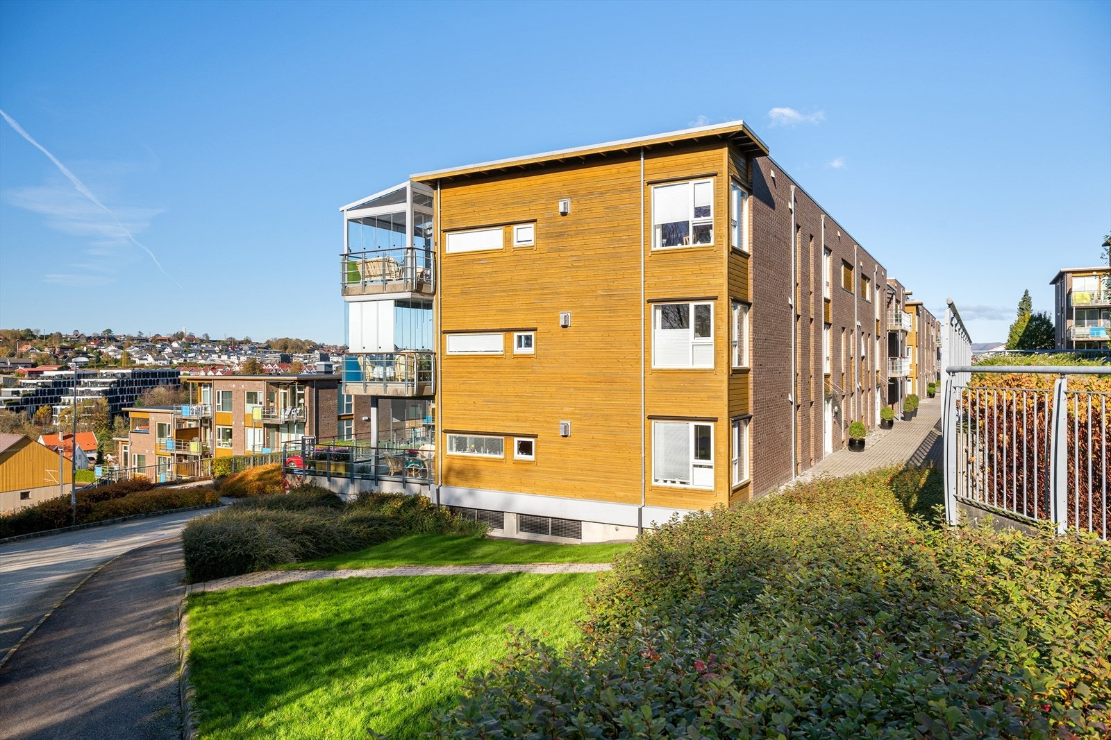 Med Stokkalandsvatnet og Sandvedparken som "nærmeste nabo" og kort vei til Sandnes sentrum er dette plassen for deg som ønsker å bo i naturskjønne omgivelser, men likevel sentralt til sentrum. Galleribilde