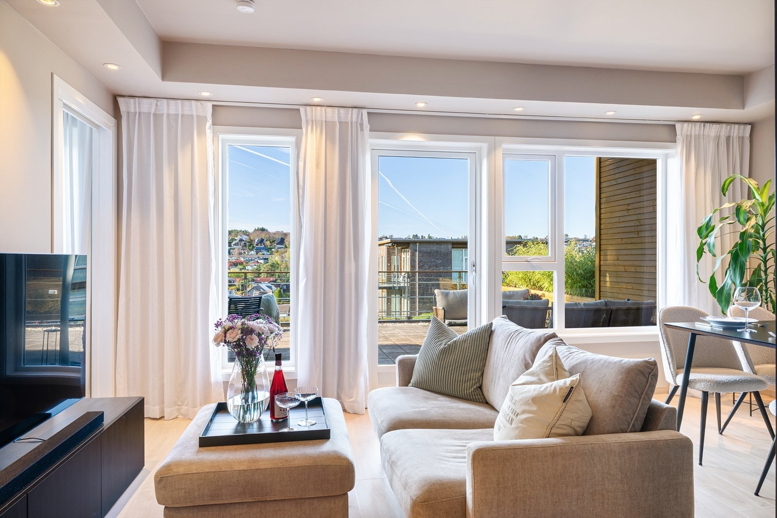 Velkommen til Sørbøbakken 10B presentert av Eiendomsmegler Norge v/ Veronica Berge Olsen. Galleribilde