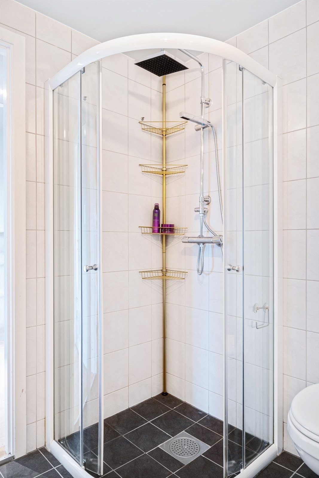 Baderommet er utstyrt med varmekabler i gulv. Galleribilde