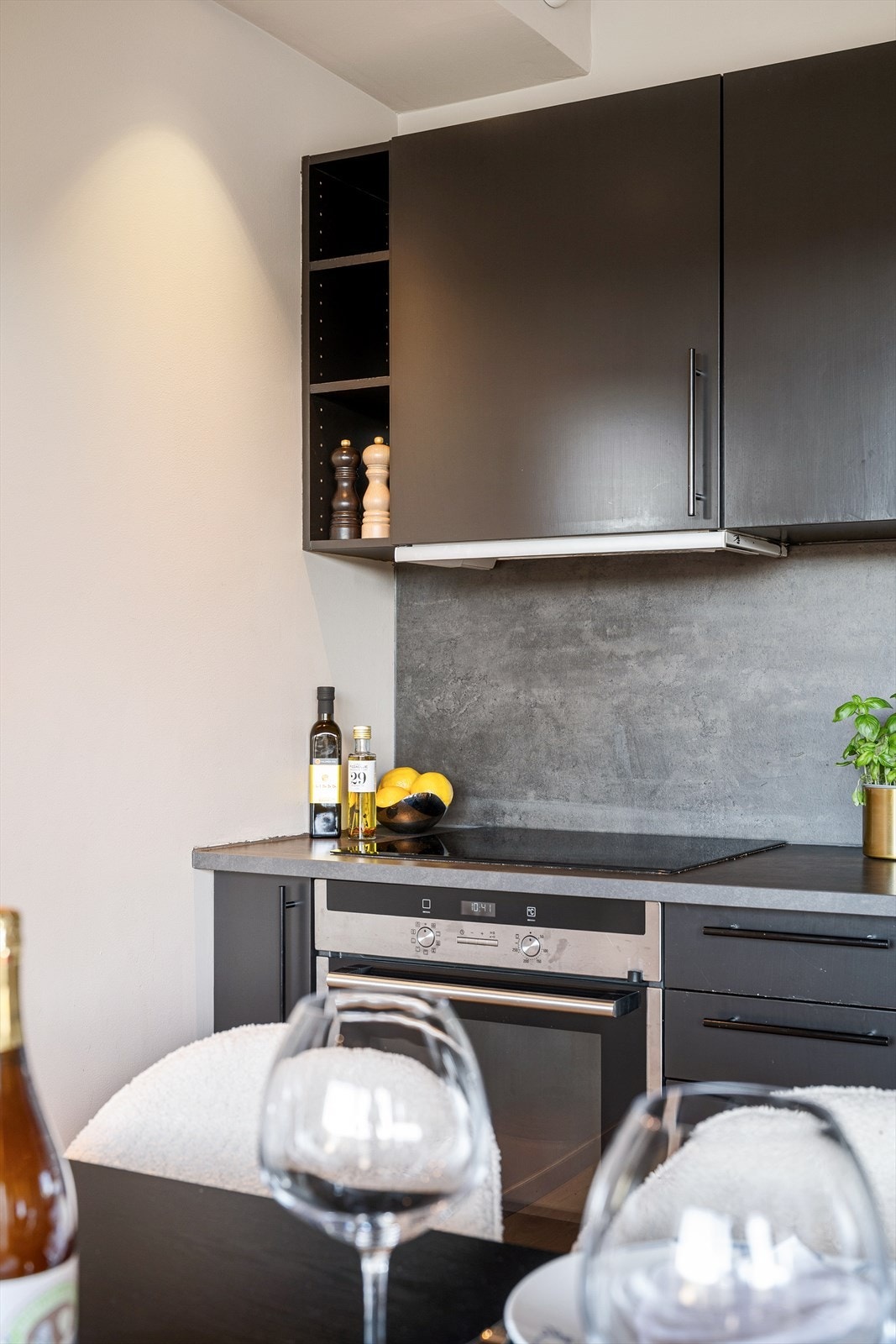 Et funksjonelt kjøkken med smarte løsninger og effektiv utnyttelse av plassen. Galleribilde