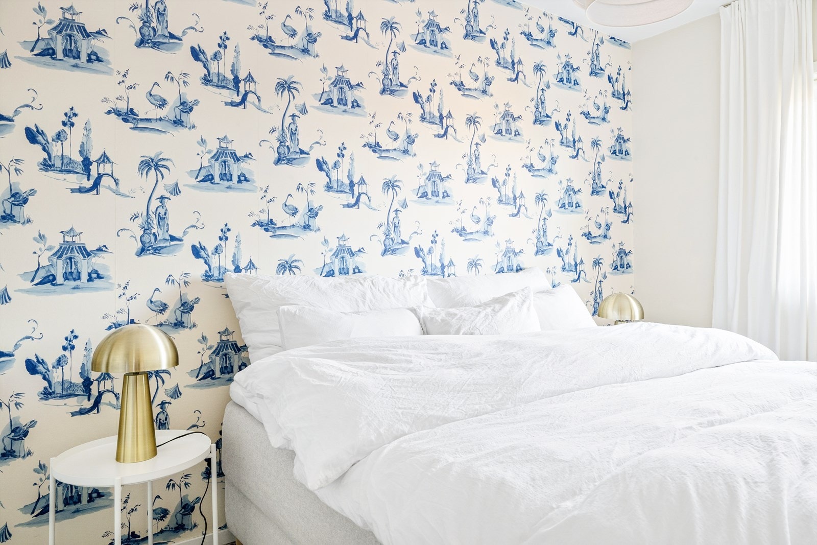 Rommet har plass til det nødvendige møblementet som seng, nattbord og garderobeløsning. Galleribilde