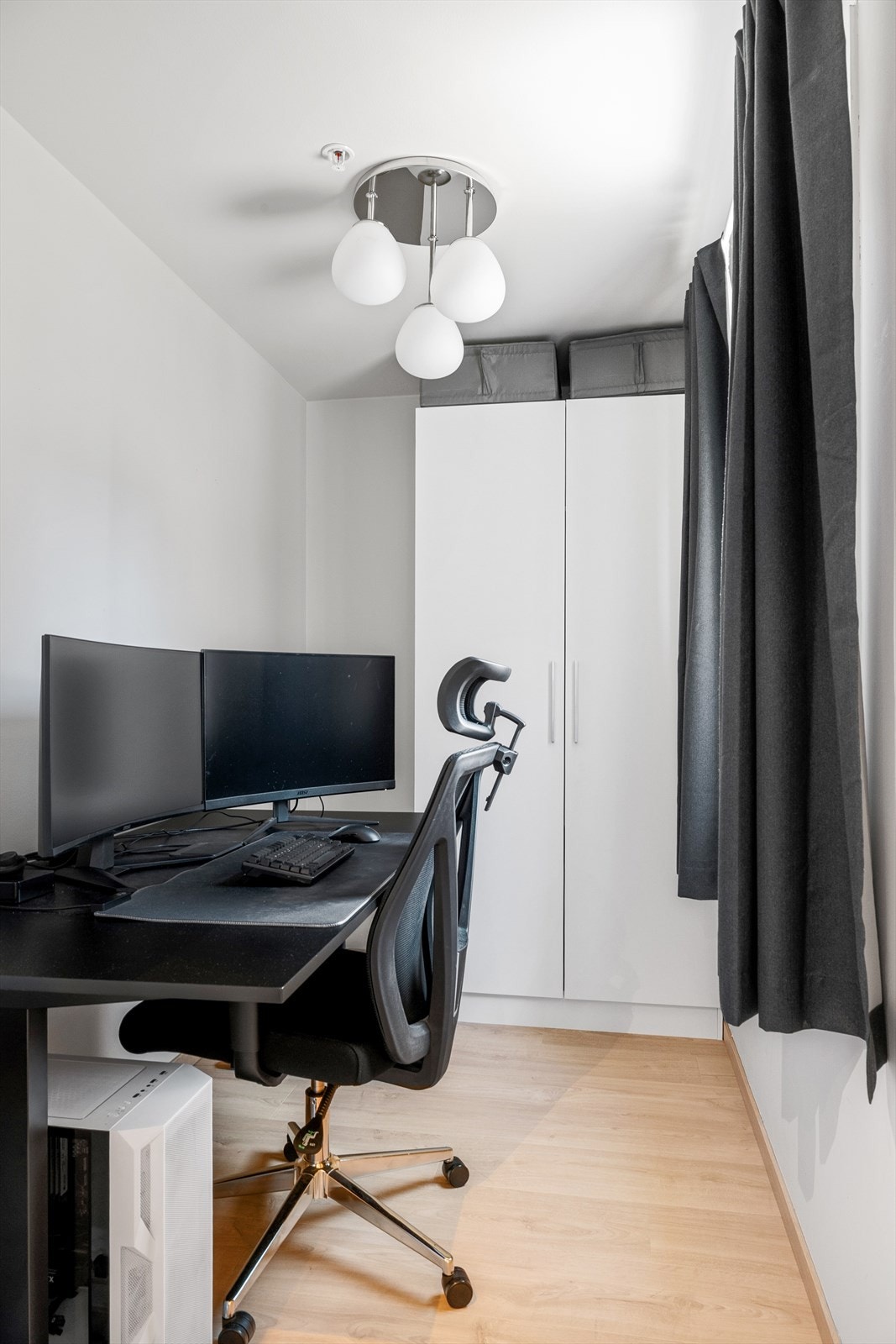 Innvendig bod brukt som hjemmekontor. Endring til soverom/varig oppholdsrom er søknadspliktig. Galleribilde