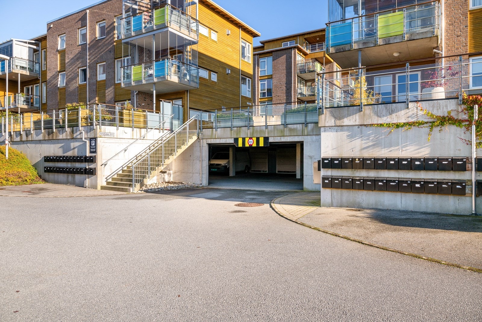 Parkering i parkeringshall. Galleribilde