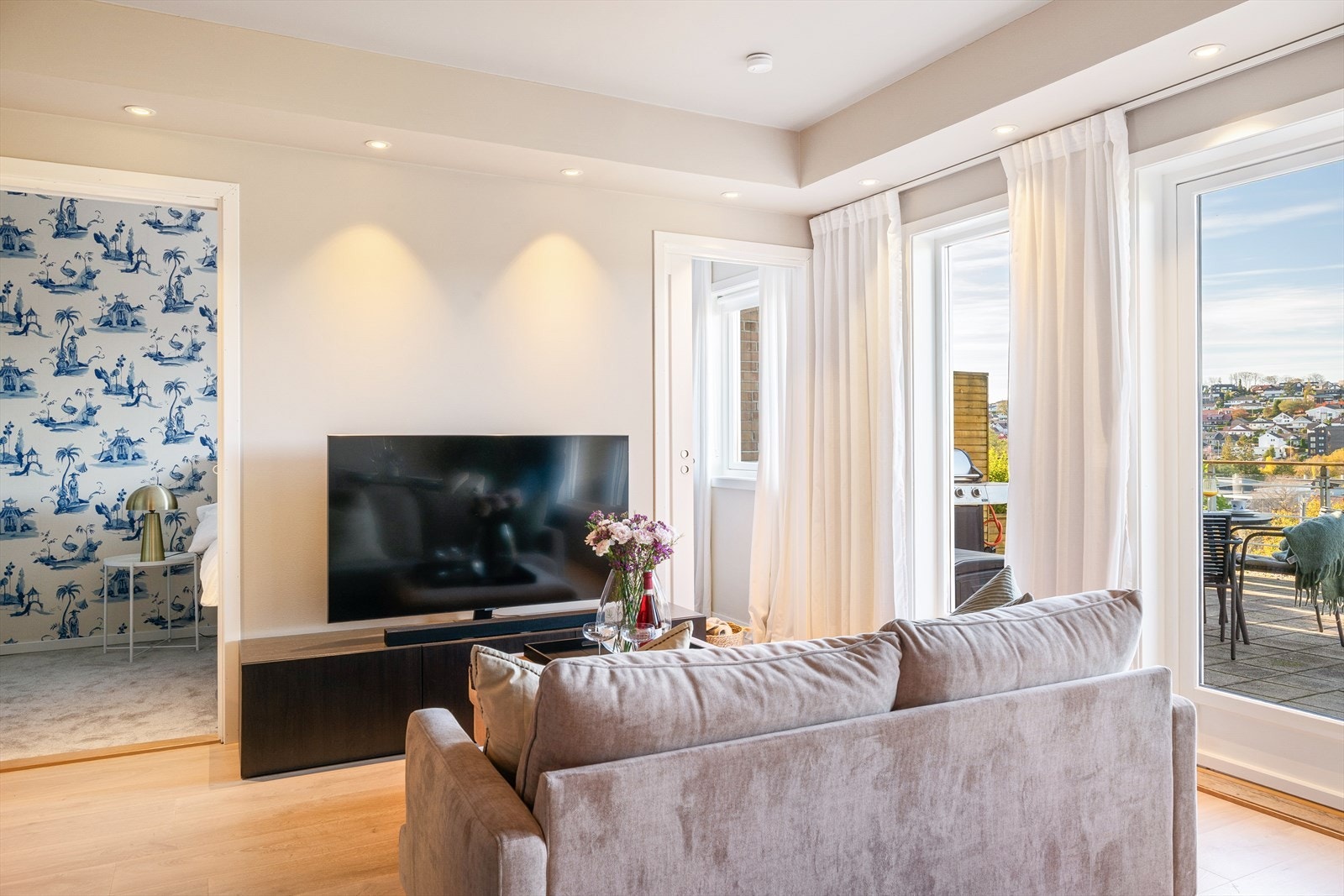 Spotter i himling sørger for godt med belysning i tillegg til et moderne preg. Galleribilde