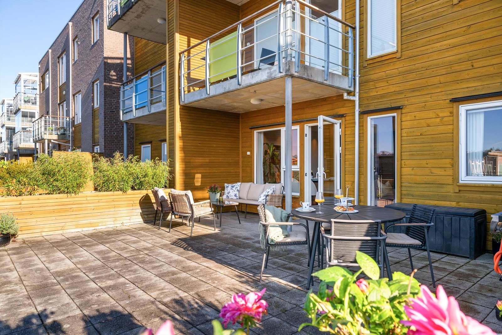 Her kan du lage ulike soner etter behov - spiseplass, lounge, grillområde og grønne innslag. Galleribilde