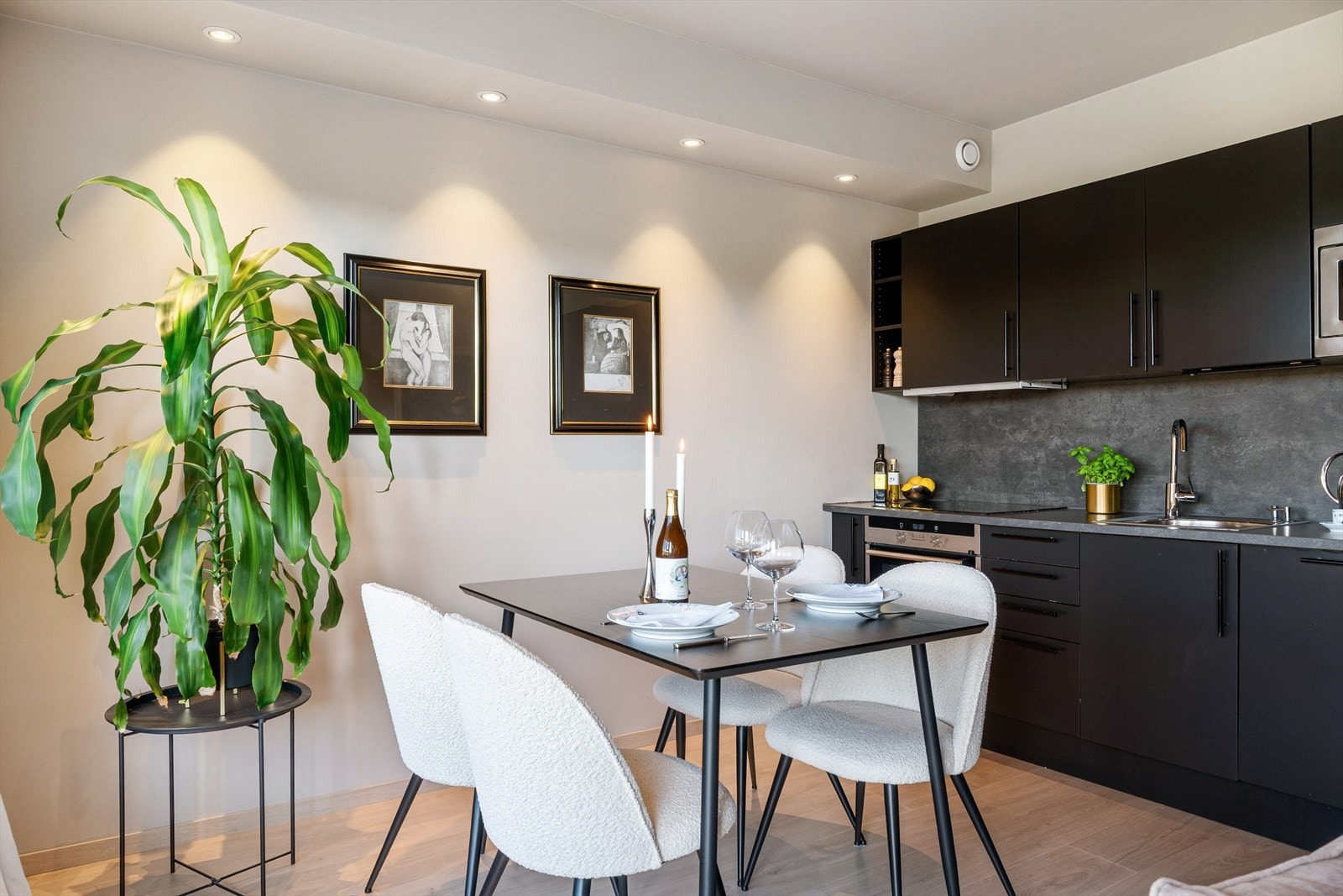 Lune fargevalg på vegg i fin kombinasjon med enstavs laminat på gulv gir et innbydende uttrykk. Galleribilde