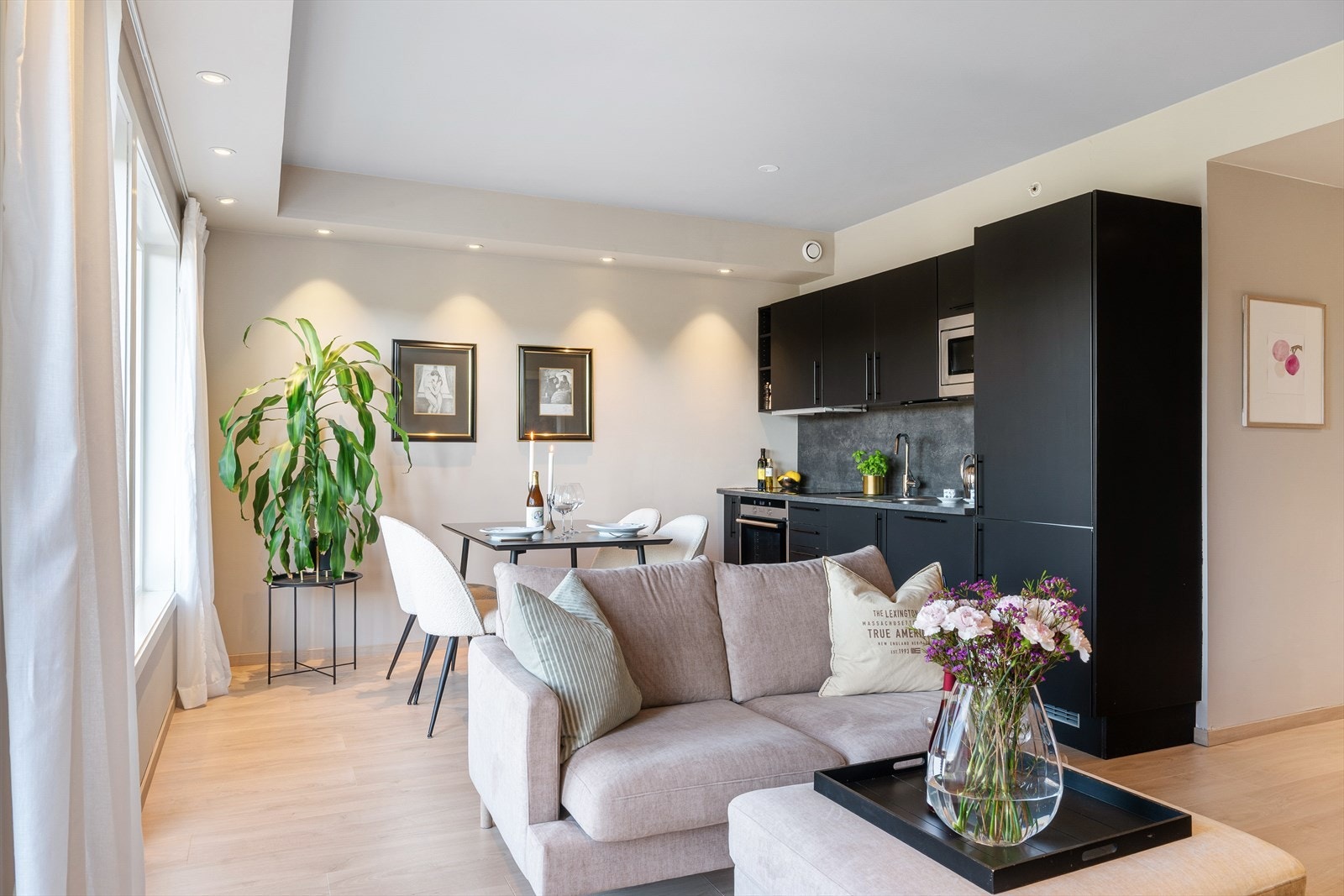 Stuen fungerer som et naturlig bindeledd mellom inne og ute. Galleribilde