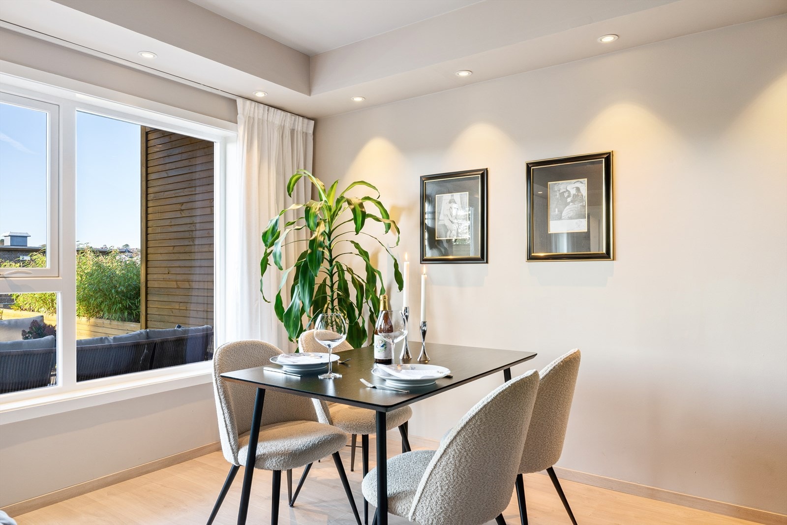 Rommet oppleves lyst og luftig med plass til både sofagruppe og spisebord. Galleribilde