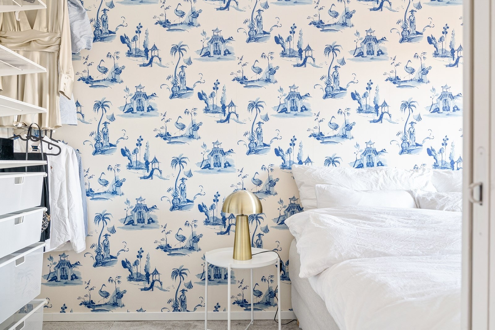 Boligens soverom har en behagelig atmosfære med en spennende tapet som gir rommet en rolig og harmonisk preg. Galleribilde