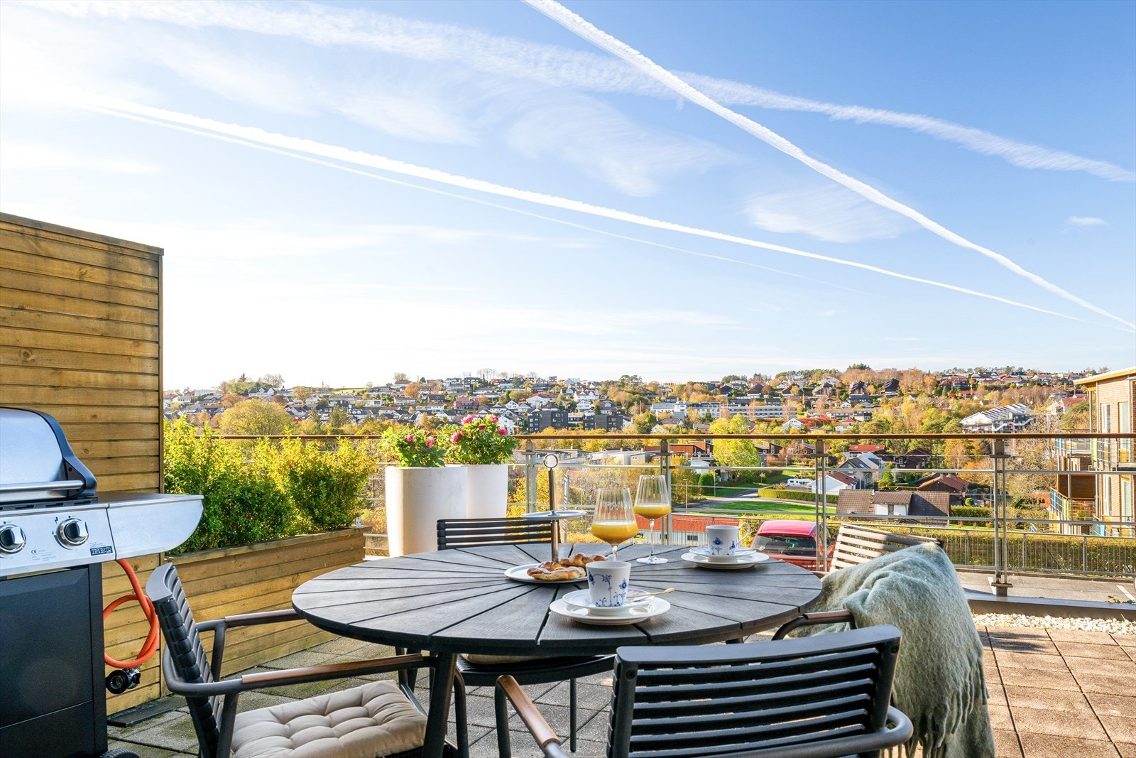 Terrassen fungerer som en naturlig forlengelse av boligen og byr på kjekke solforhold og plass til flere sosiale soner. Galleribilde