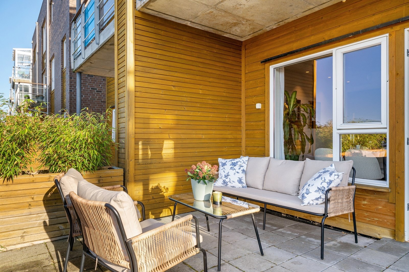 Det at terrassen er delvis overbygget gjør at man kan sitte ute selv om lette regnbyger skulle melde sin ankomst. Galleribilde