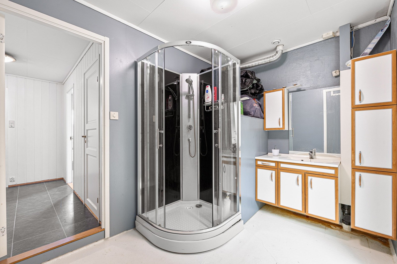 Bad på 6,3 kvm i sokkel etasje. Galleribilde