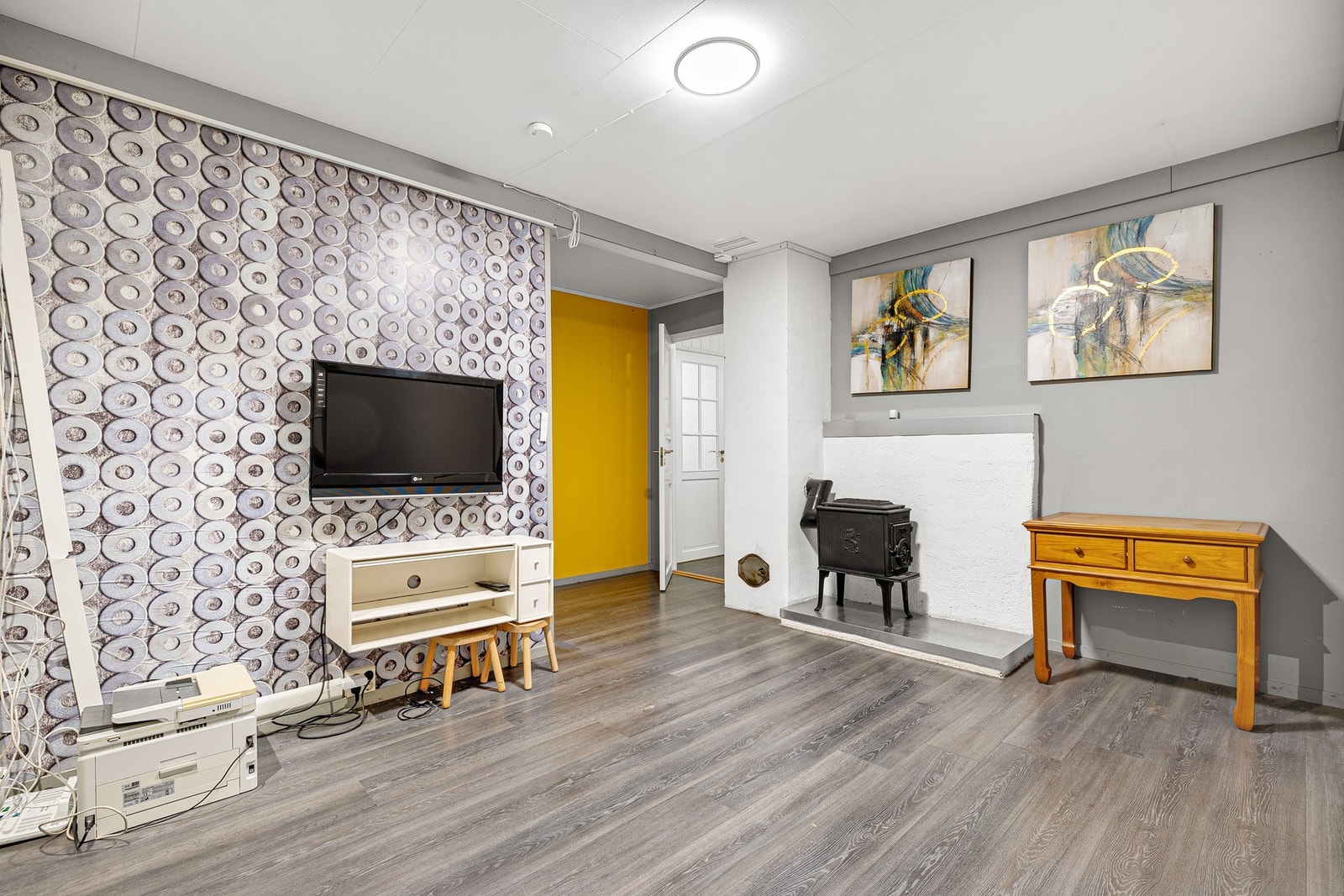 Kjellerstue på 14,3 kvm med peis. Galleribilde