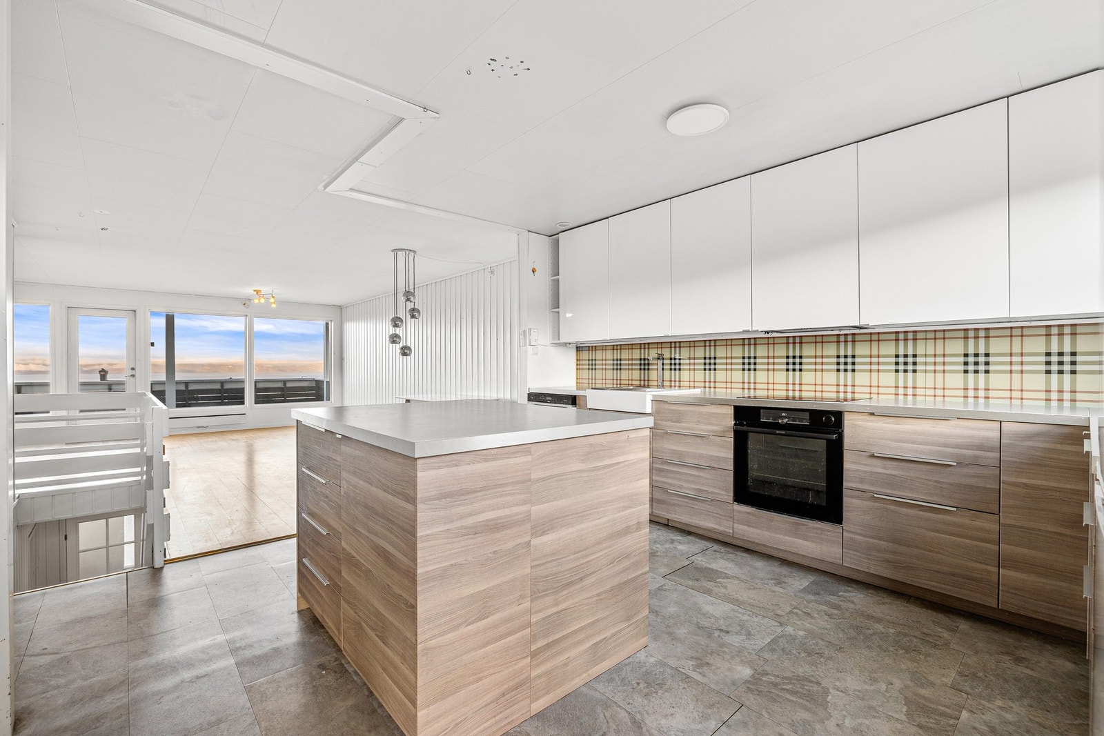 Kjøkkenet er på 16,5 kvm. Det er integrert platetopp og stekeovn. Galleribilde