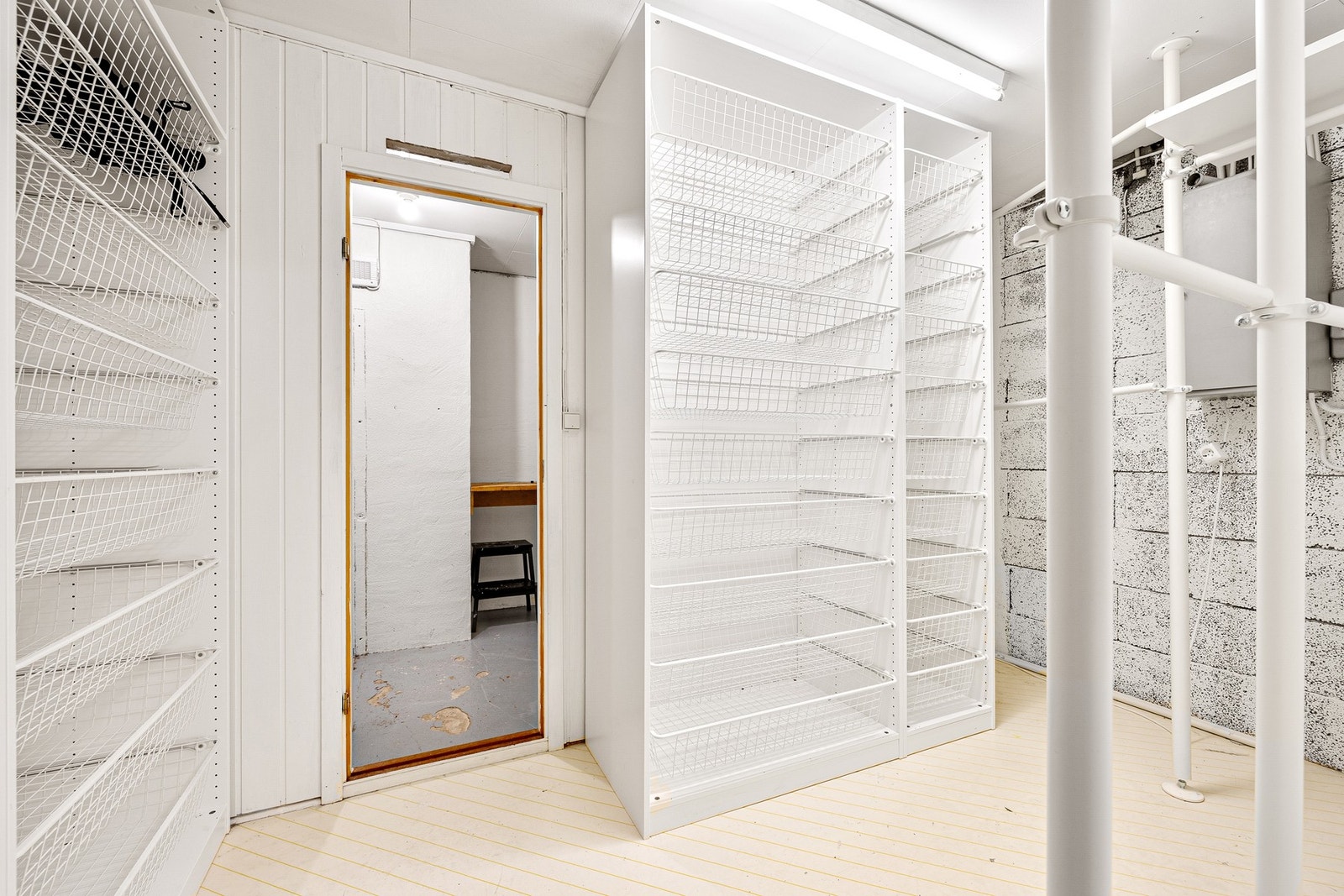 Det er gode lagringsmuligheter i boligens flere boder. Galleribilde