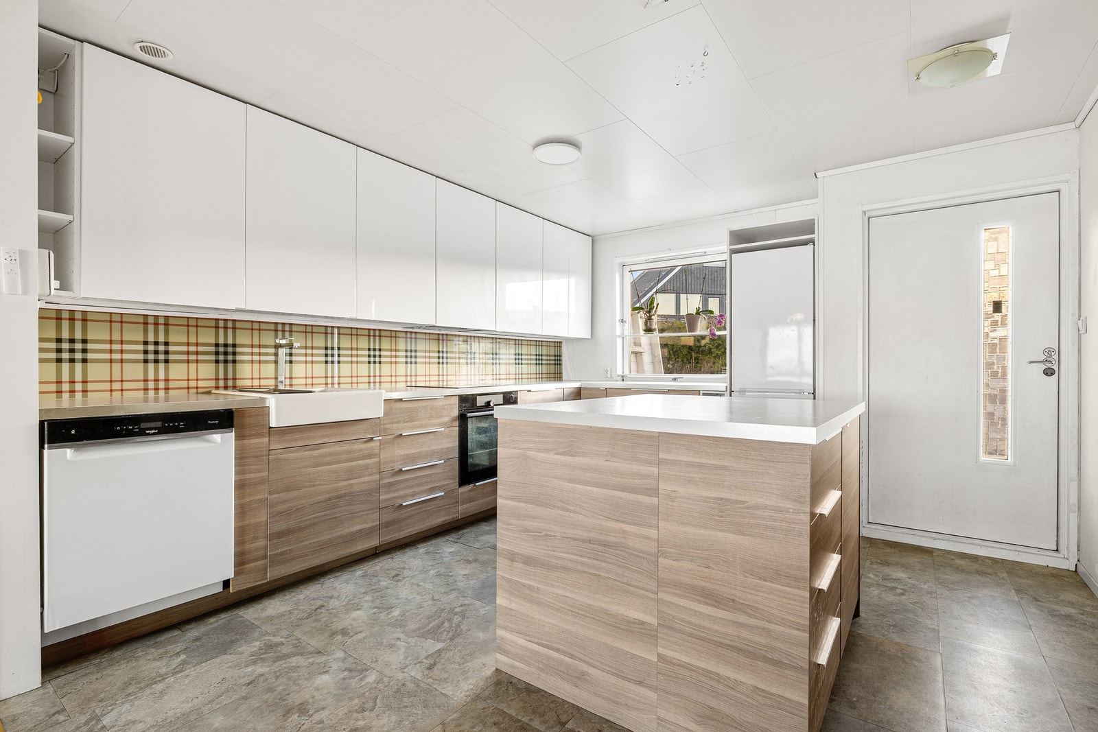 Fra kjøkkenet har du utgang til veranda - perfekt når grillsesongen er i gang. Galleribilde