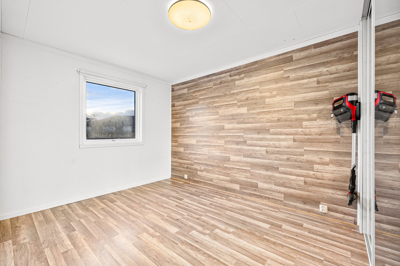 Soverom med integrert skyvedørsgarderobe. Galleribilde