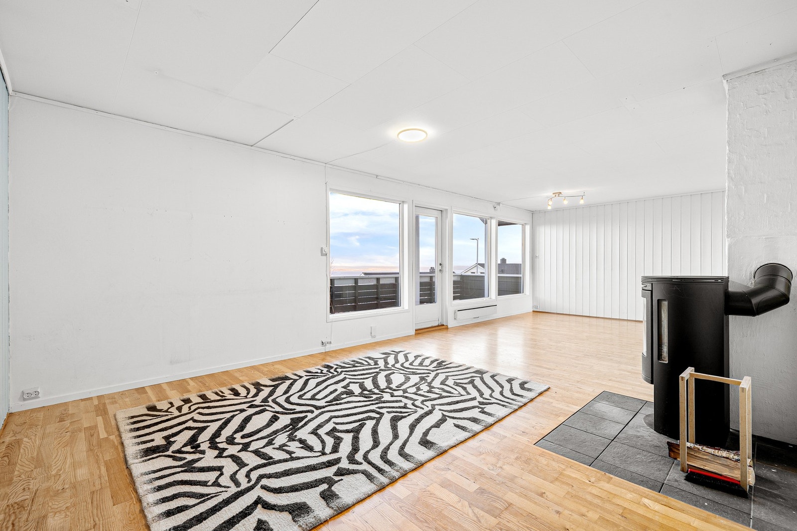 Fra stuen har du utgang til veranda med flott utsikt mot fjorden og sein kveldssol Galleribilde