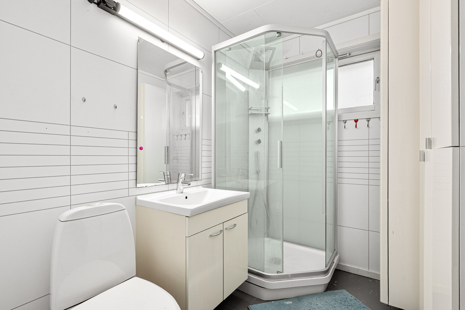 Bad på 3,5 kvm i 1.Etasje med gulvvarme. Galleribilde