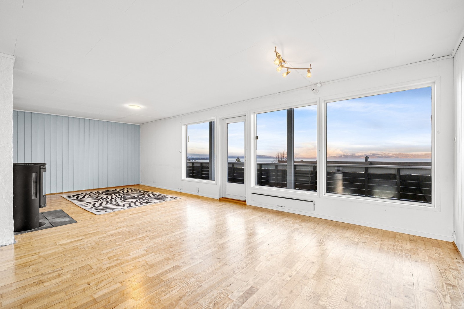 Romslig stue på 33,7 kvm og spisestue på 10,8 kvm. Galleribilde