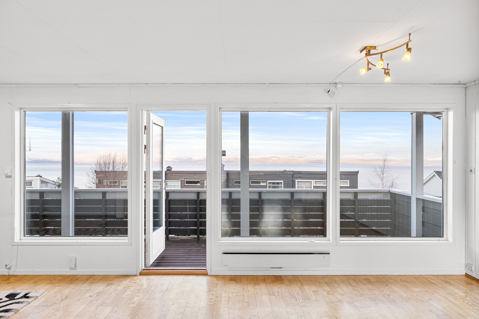 Her har du store vindusoverflater som gir rommet rikelig med naturlig lysinnslipp. Galleribilde