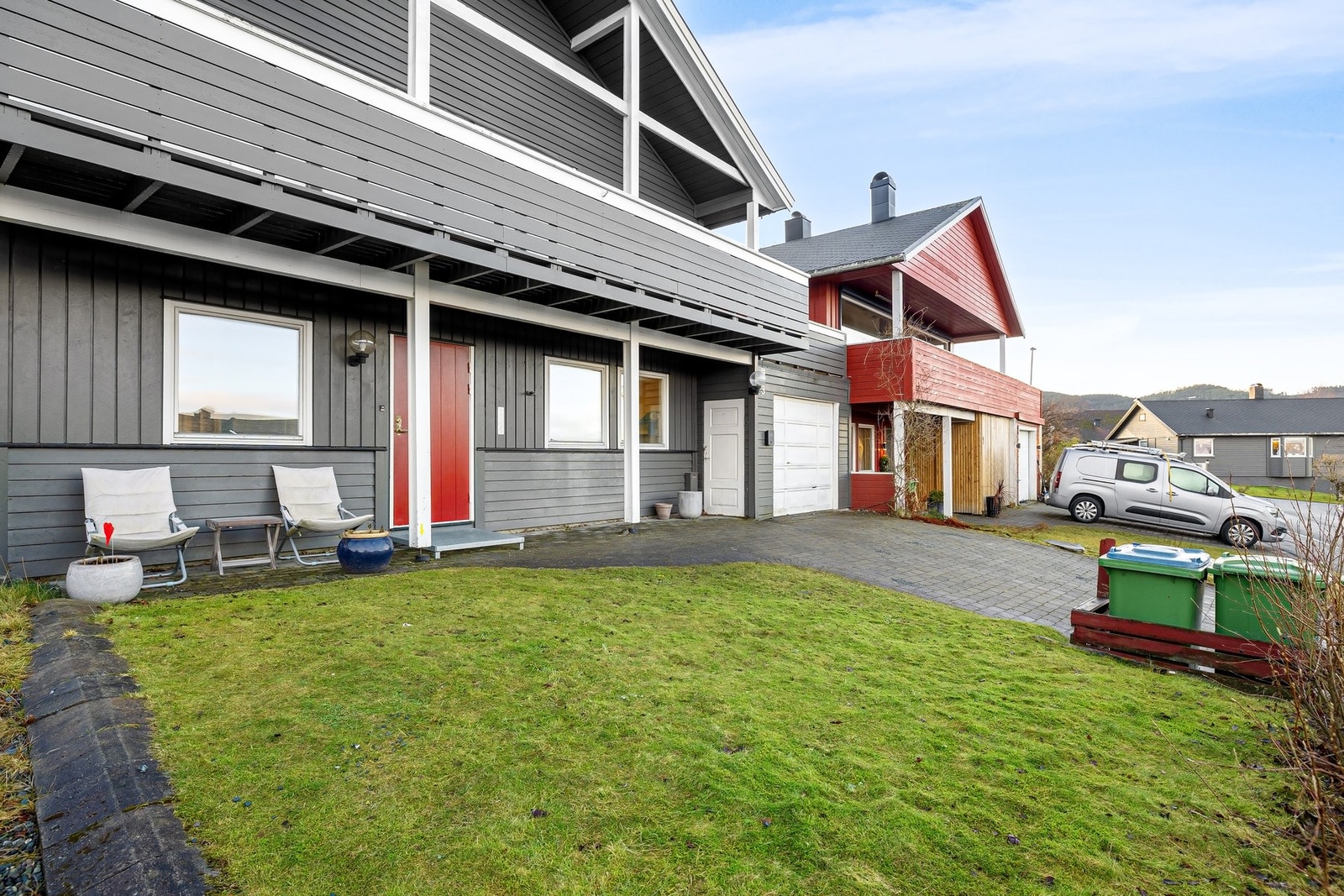 Det er gode parkeringsmuligheter på eiendommen, i garasje og på oppstillingsplasser på tomten. Galleribilde