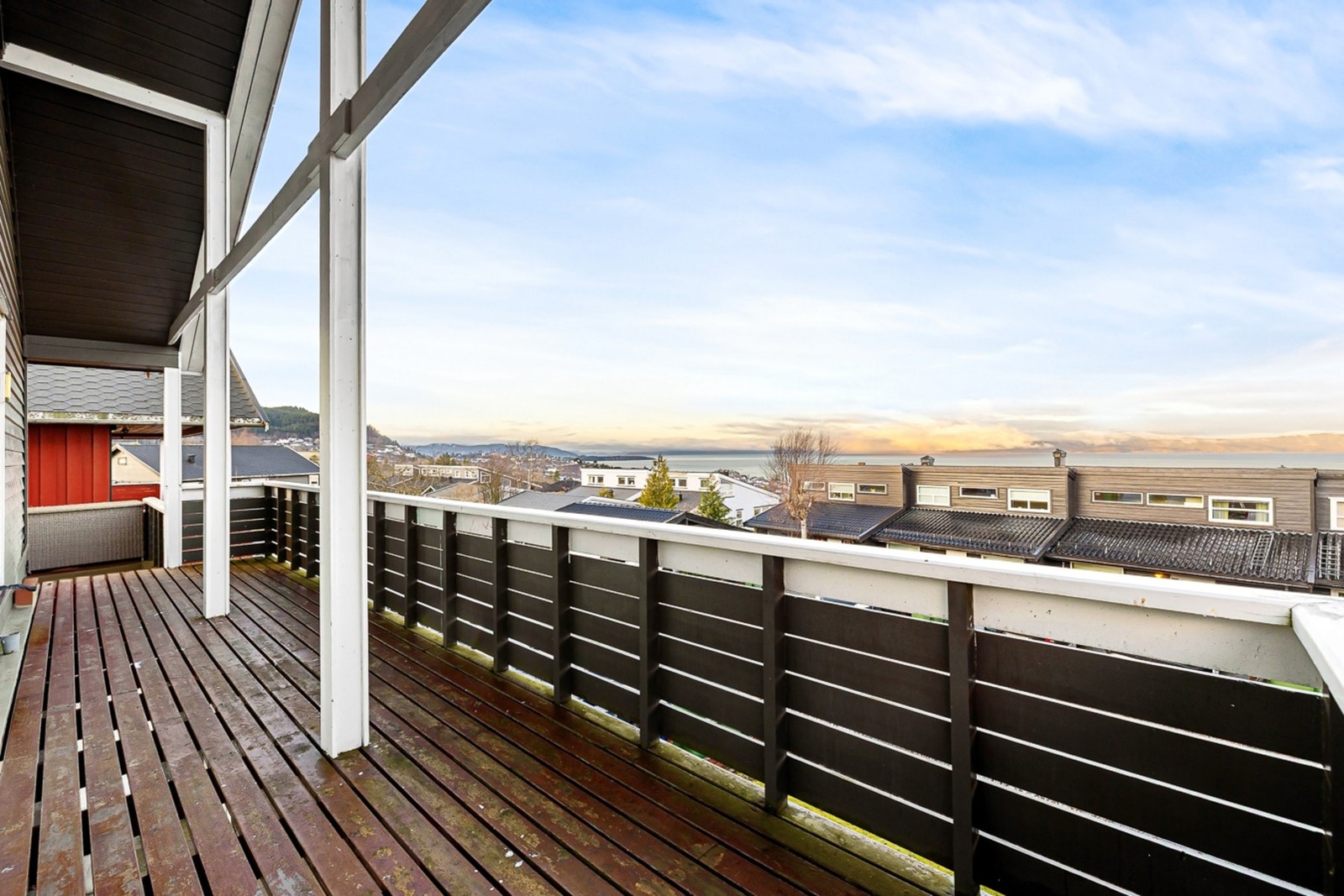 Boligen går over 2 plan og har god utsikt mot fjorden Galleribilde