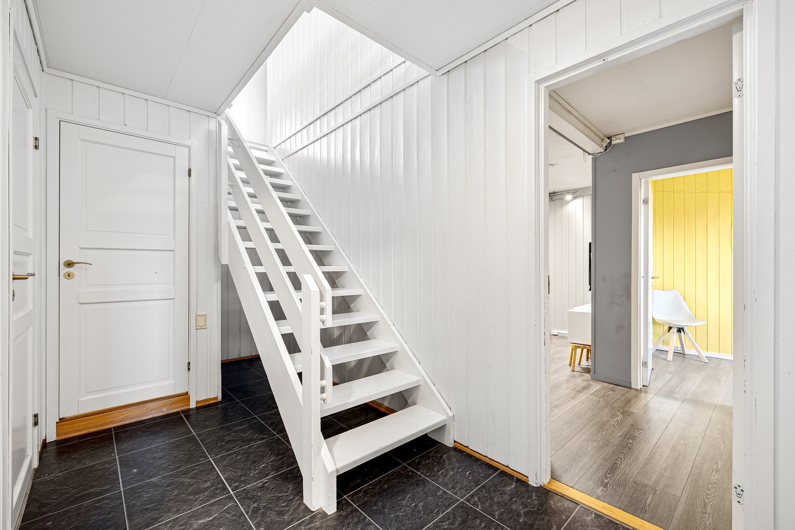 Gangen i underetasjen er på 7,3 kvm. Galleribilde