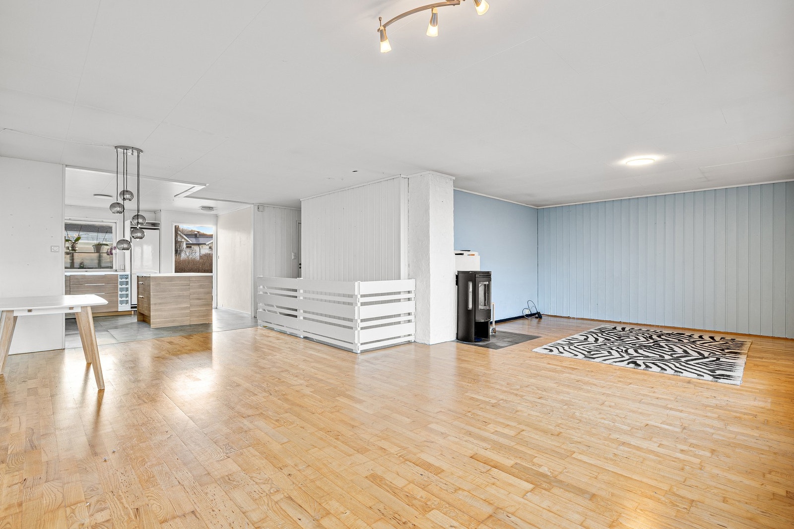 Her kan er det god plass til innrede rommet med et stort spisebord, med plass til hele familien. Galleribilde