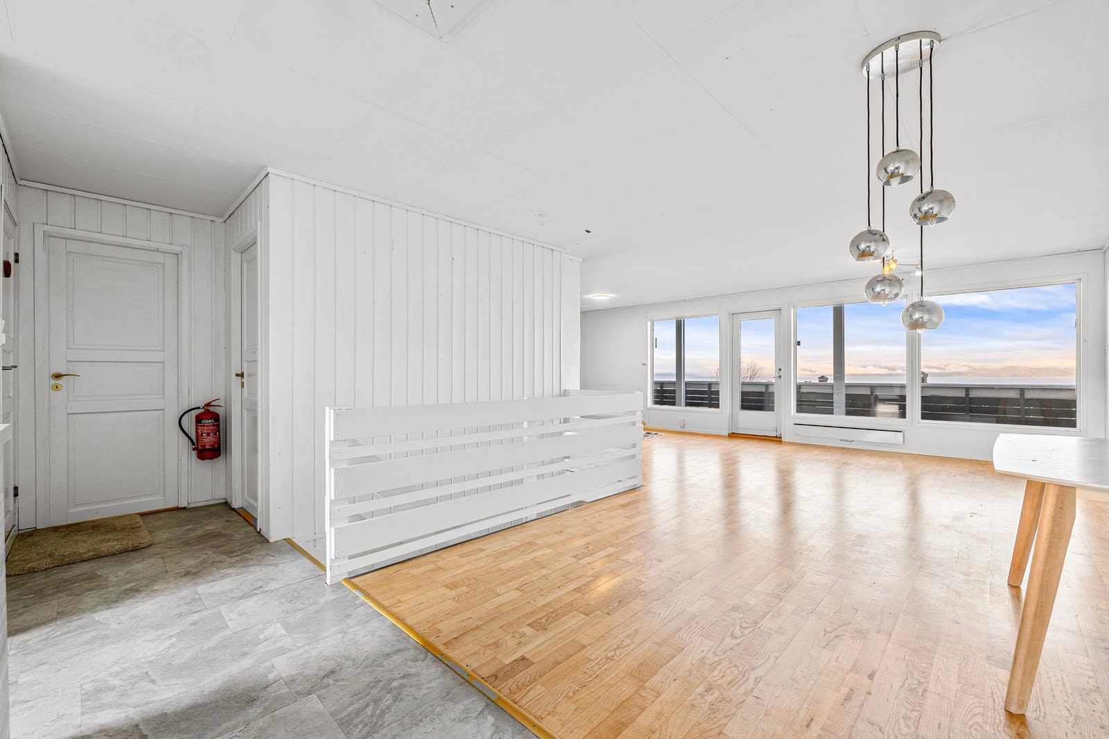 Fra 1.Etasje har du trappenedgang til sokkel etasjen. Galleribilde