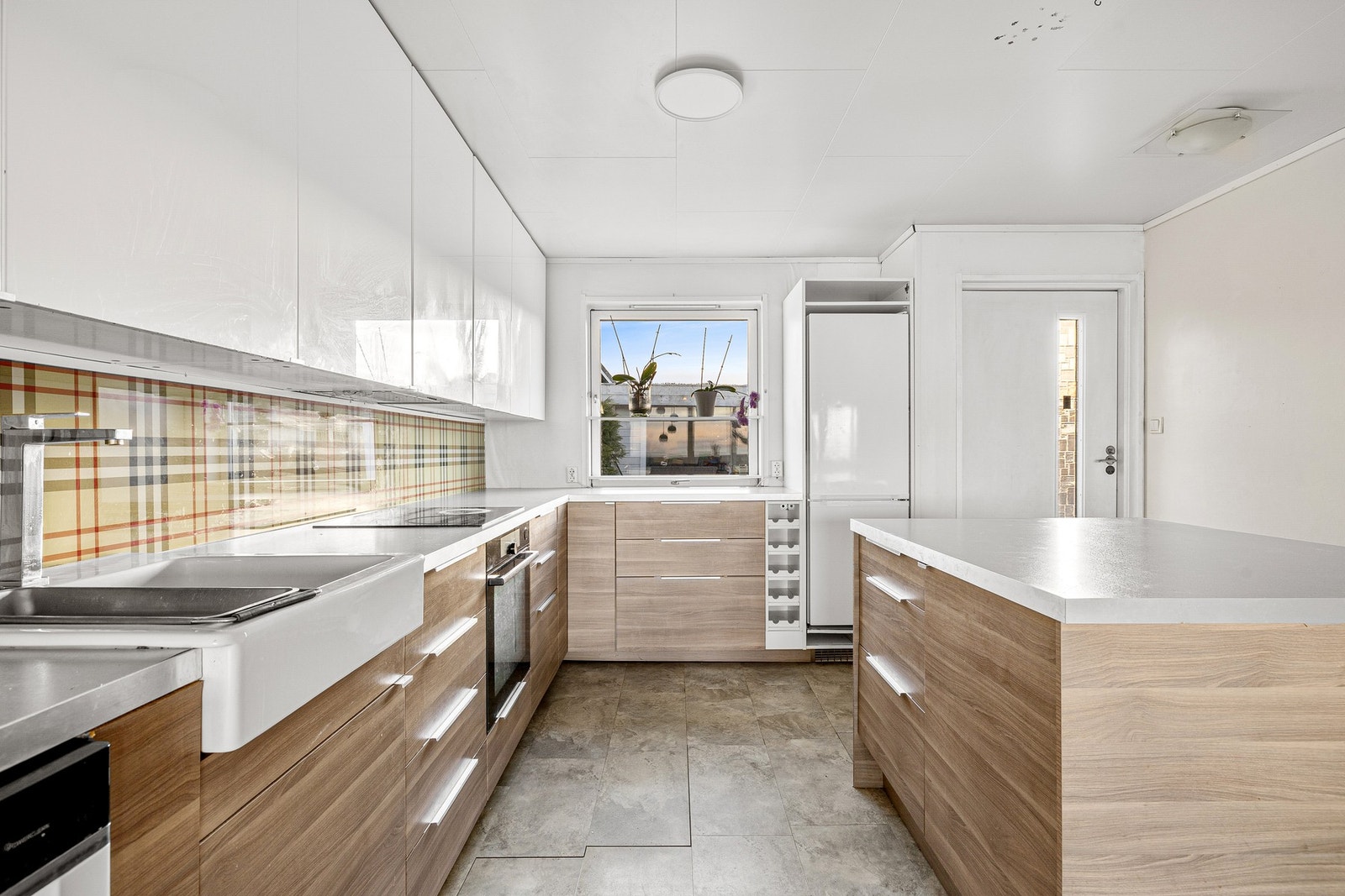 Flott kjøkkeninnredning med god lagringsplass i kjøkkenets mange skuffer og skap. Galleribilde