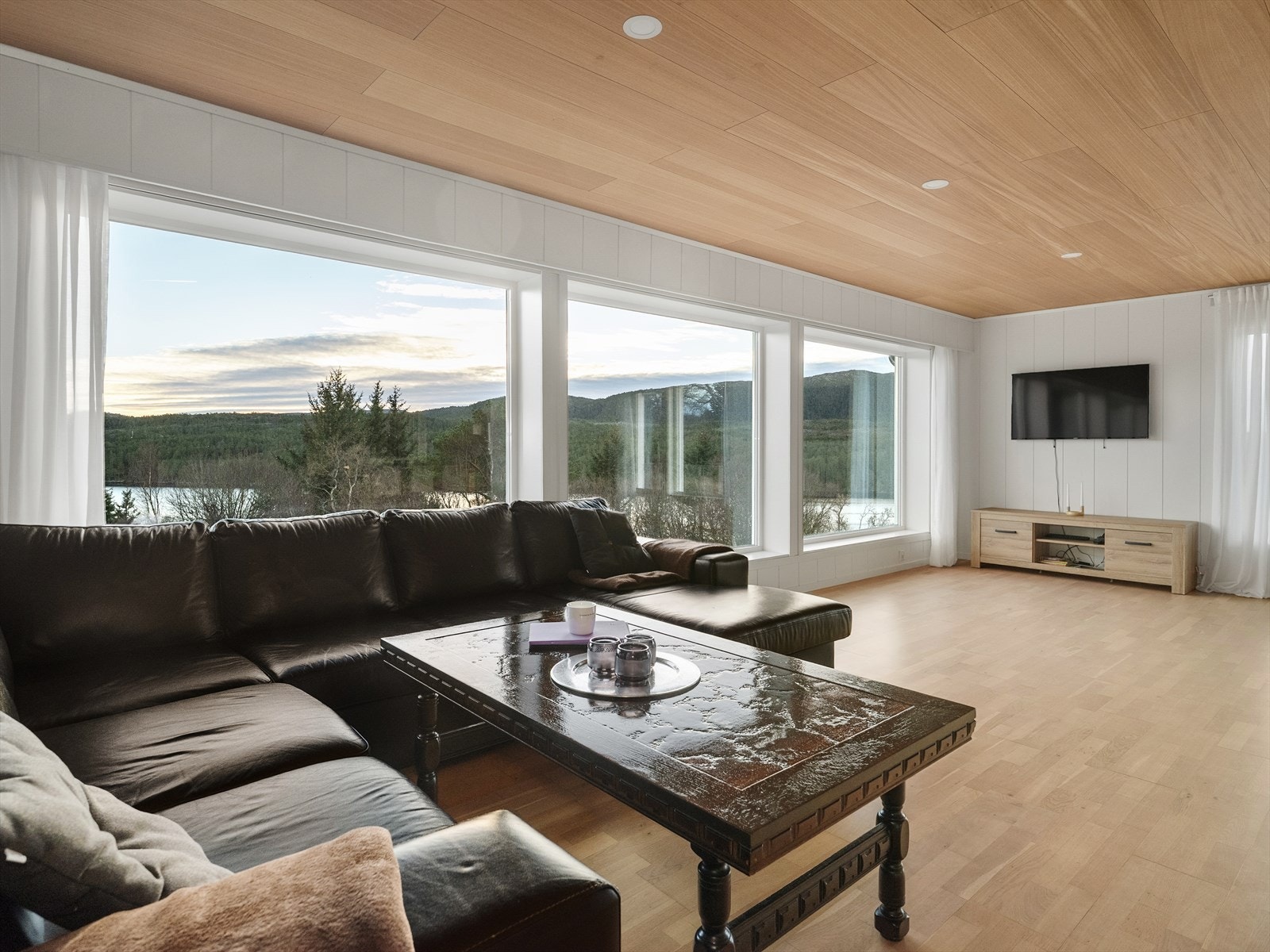Stue med store vinduer og flott utsikt over landskapet Galleribilde