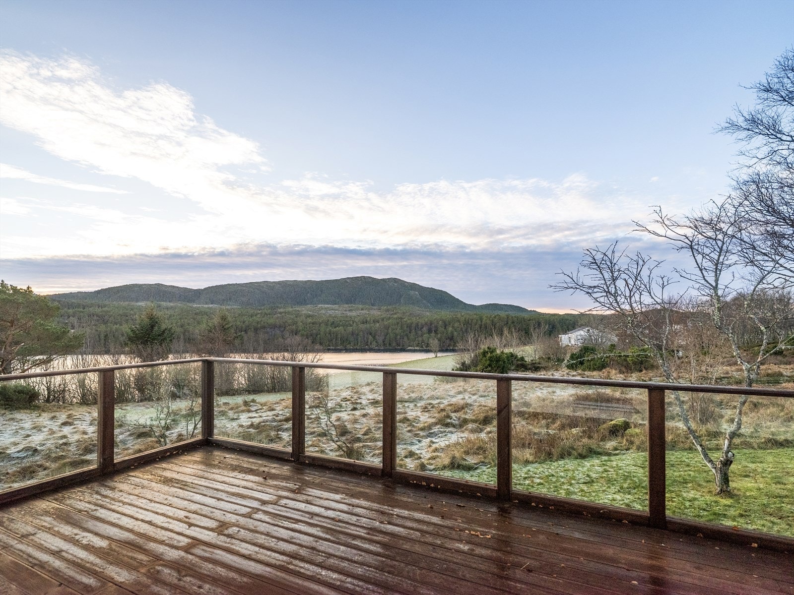 Romslig terrasse med utsikt over det vakre landskapet Galleribilde