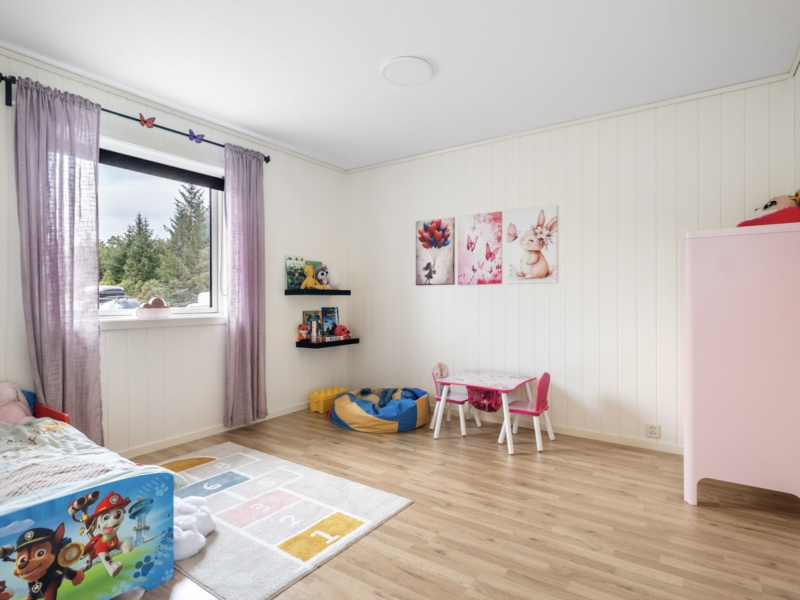 Barnerom med lyse vegger og gode innredningsmuligheter Galleribilde