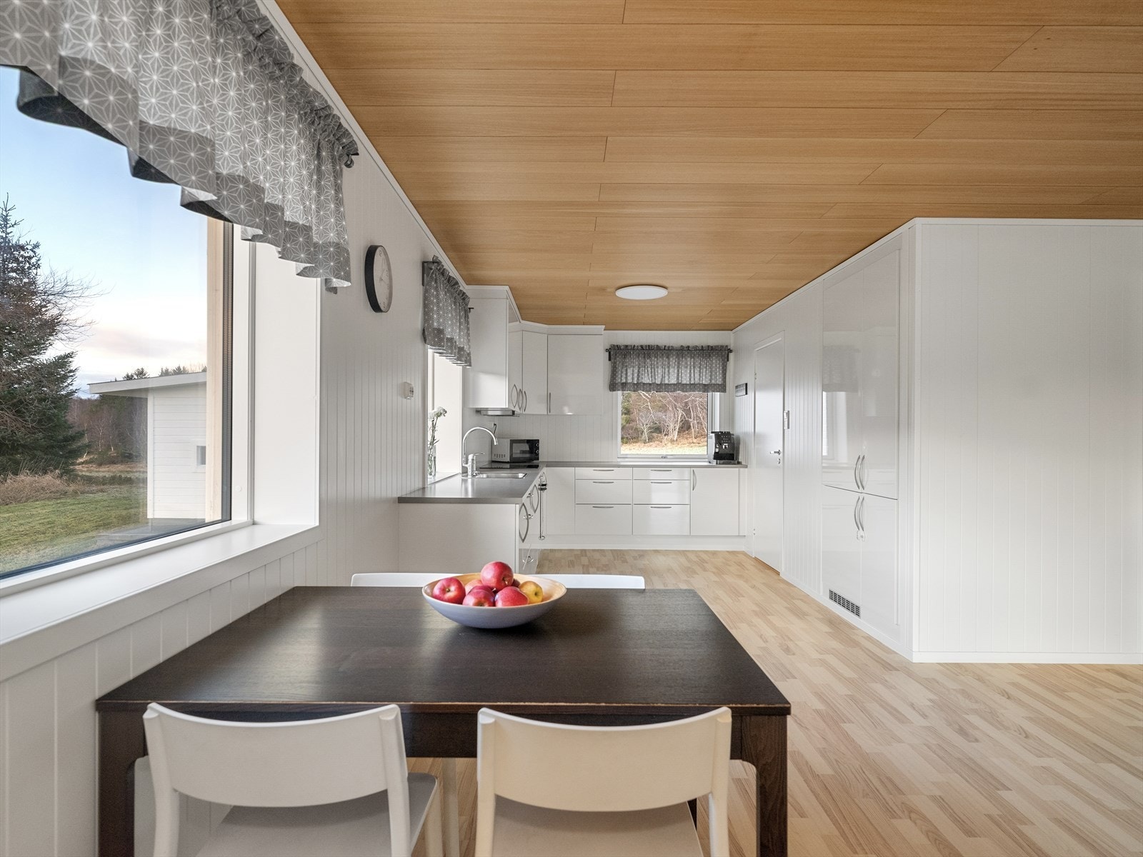 Kjøkken med plass til spisebord, perfekt for hyggelige frokoster Galleribilde