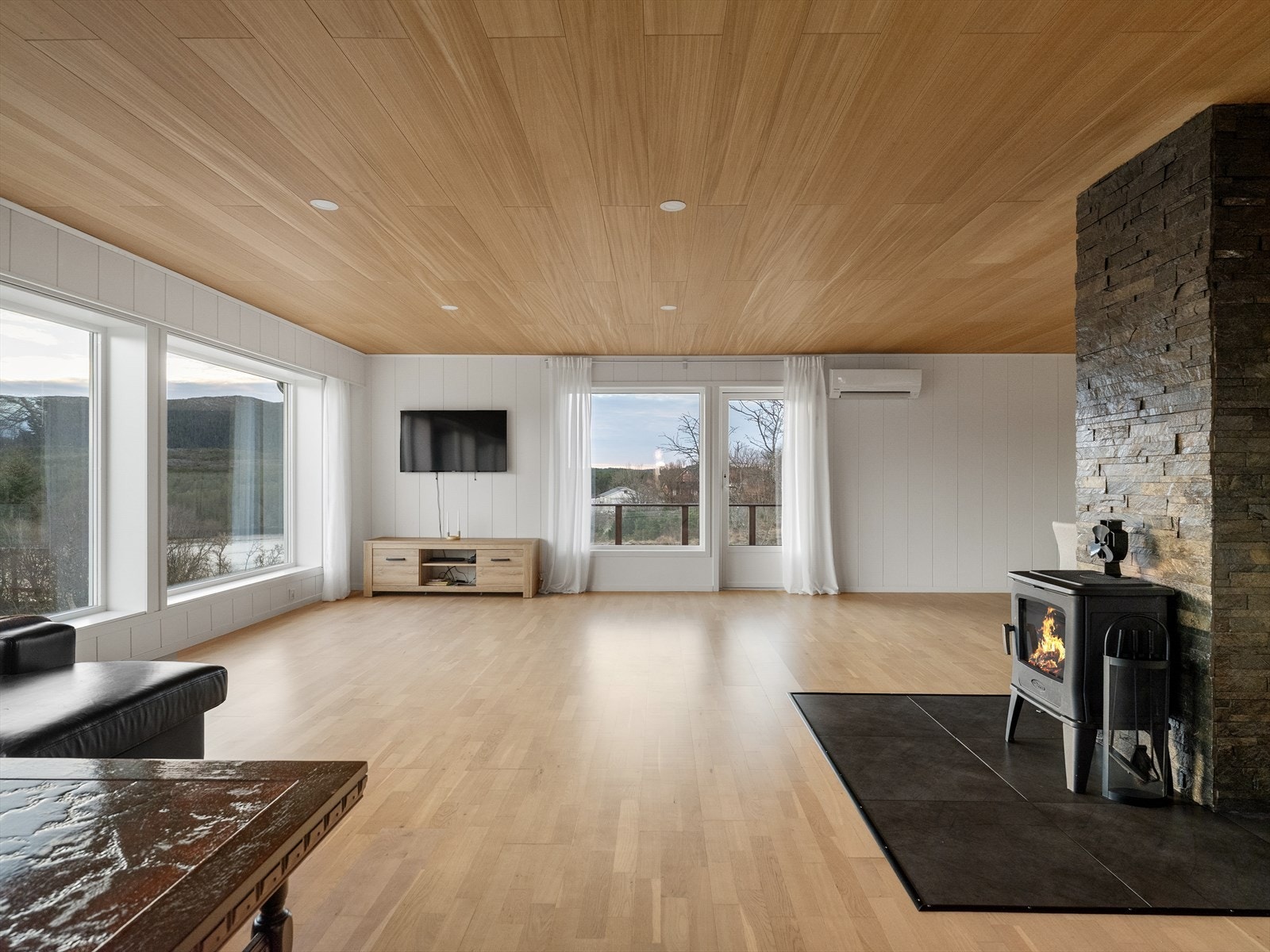 Effektiv oppvarming med både varmepumpe og vedovn Galleribilde