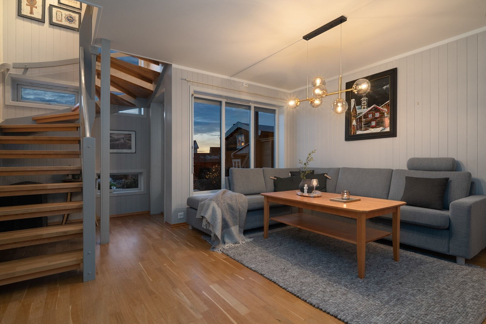 Det er vannbåren gulvvarme i leiligheten (begge etasjene) samt vedfyring på stua. Galleribilde