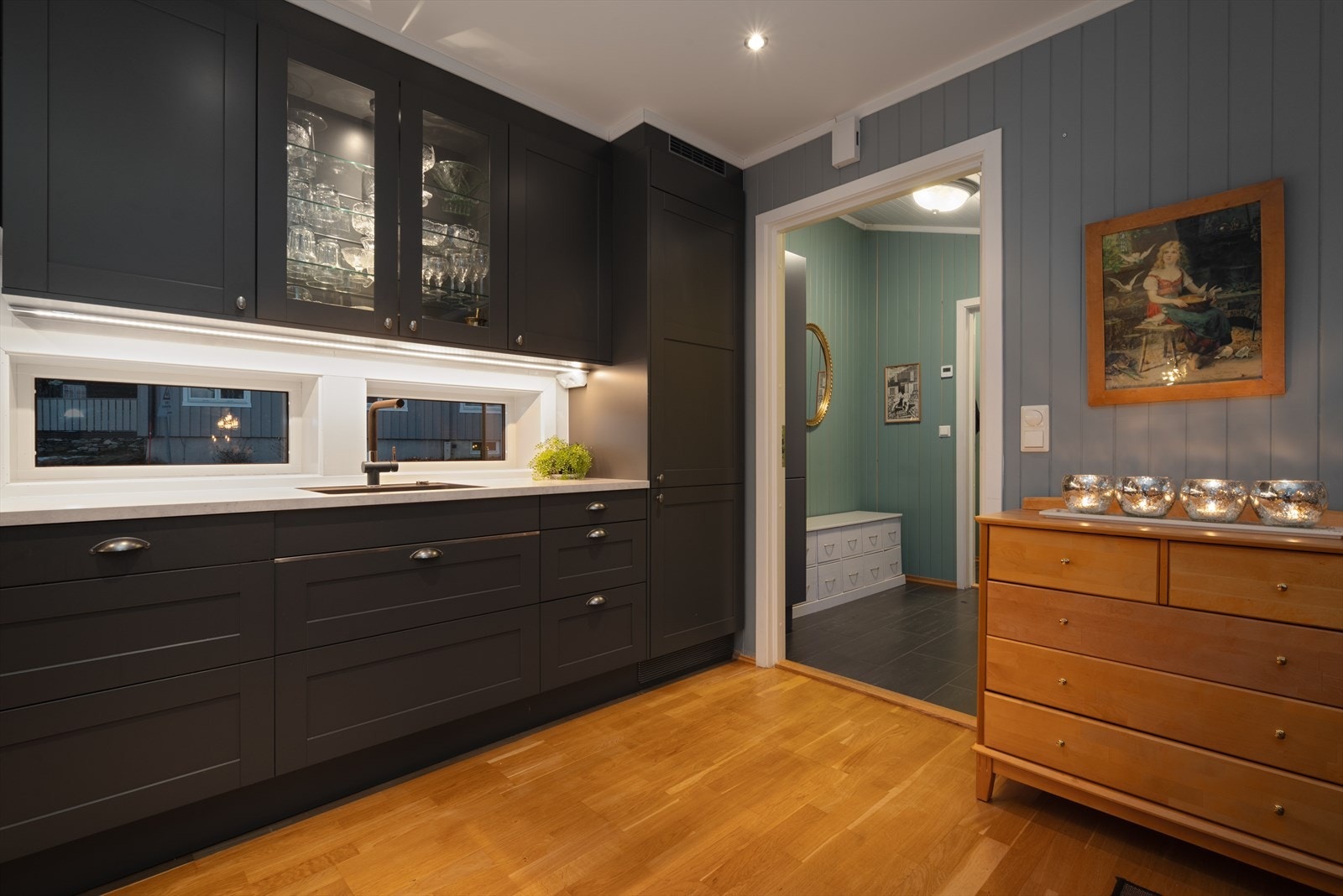 Alt av hvitevarer er integrete av merket NEF. (Integrert stekeovn, platetopp, mikroovn og kjøl/fryseskap). Galleribilde